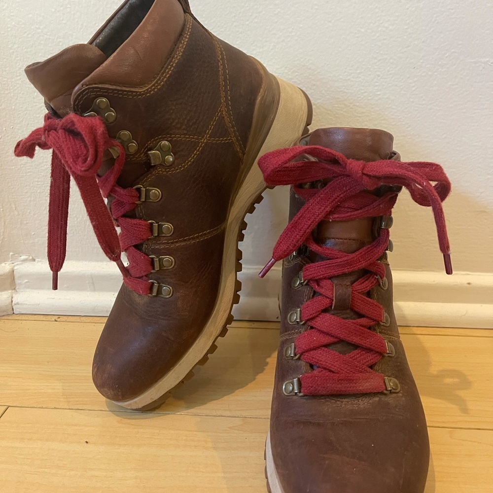 Bionica Hiking Boots Brown with Red laces